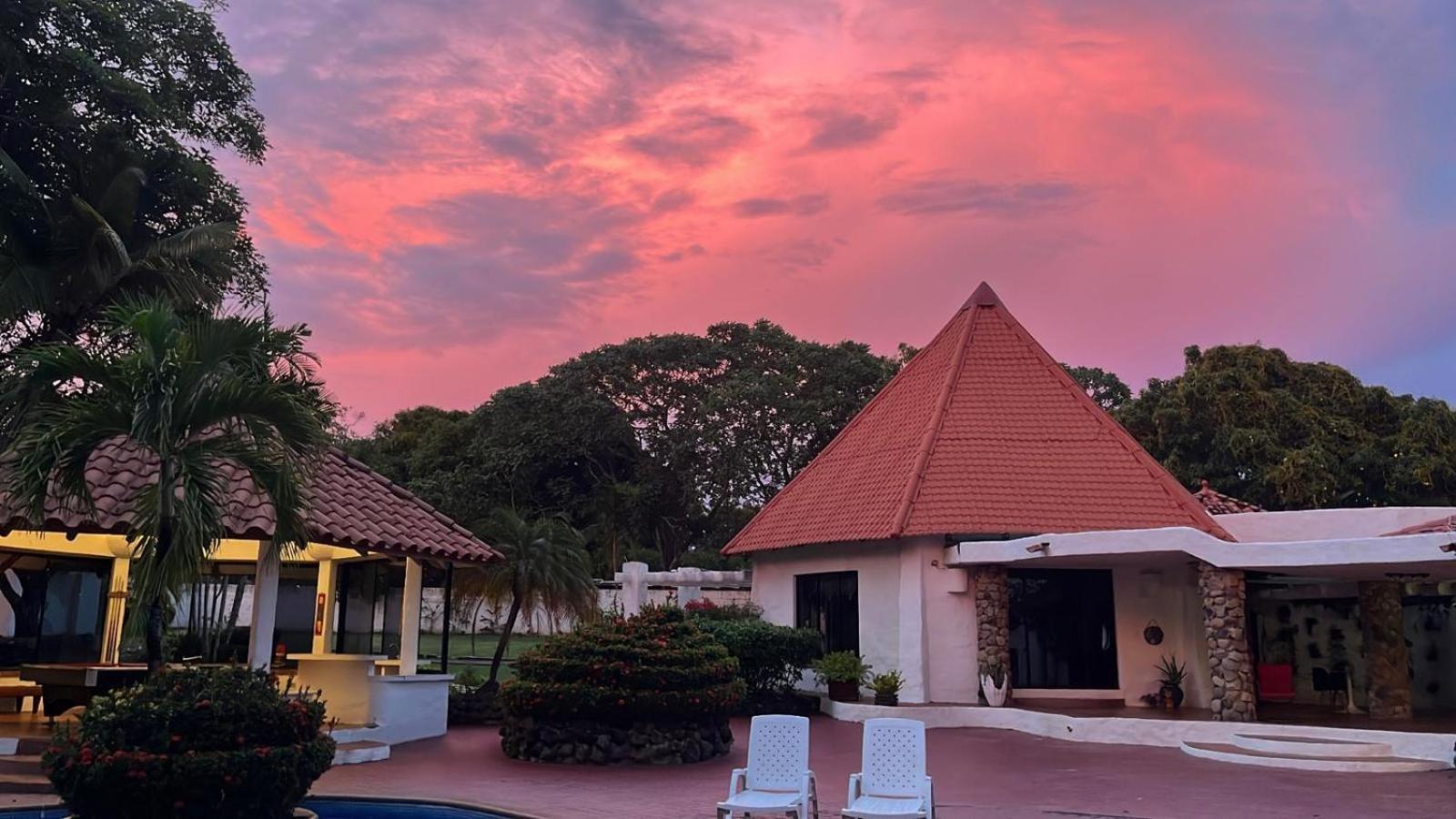 Mia Nueva Gorgona Hotel Bagian luar foto